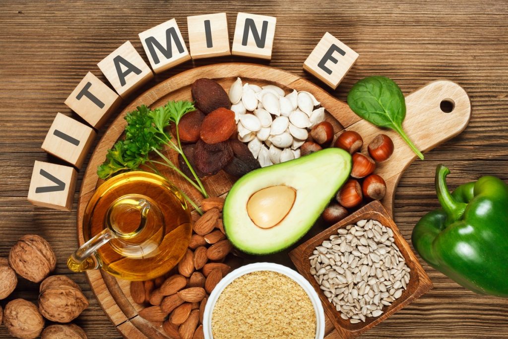 10 Lebensmittel mit hohem Vitamin-E-Gehalt|Lebensmittel-die-reich-an-Vitamin-E-sind|Pflanzenoel-und-Mandeln-sind-reich-an-Vitamin-E|Brokkoli-gilt-als-eines-der-besten-natuerlichen-Entgiftungsmitteln|Lachs-ist-vollgepackt-mit-dem-Vitamin-E|Die-beste-Art-Vitamin-E-zu-konsumieren
