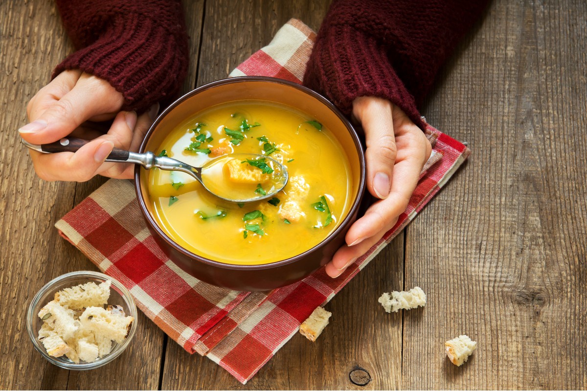 10 tolle Suppen für Herbst|Der-Herbst-ist-die-Jahreszeit-fuer-Suppen|Eine-leckere-herzhafte-Huehnersuppe|Erbsensuppe-mit-Wuerstchen