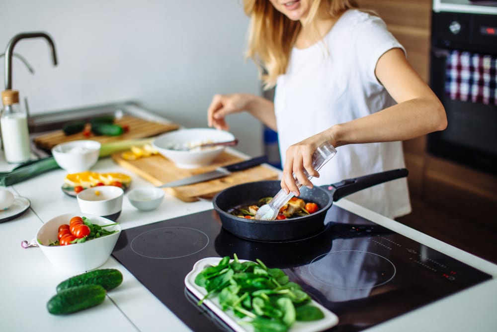 Kulinarische Tricks wie man köstliche Gerichte zubereitet|Wenn-du-ein-Dessert-mit-Schlagsahne-bereitest-füge-etwas-Schmand-hinzu|Milch-in-den-fertigen-Kartoffelpüre-geben|Goldene-Farbe-bei-den-Pfannkuchen