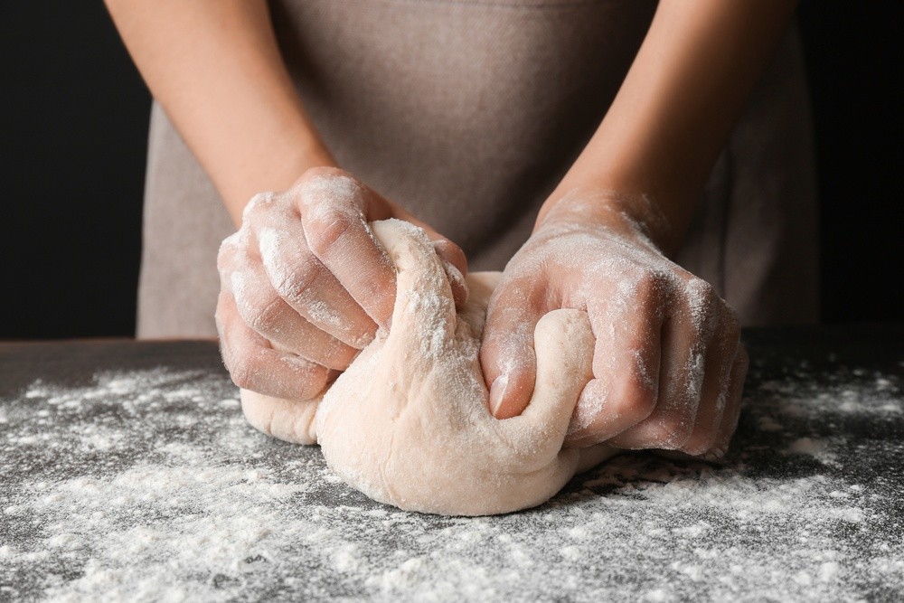 Vorbereitung vom Teig|Um-deinem-Brot-eine-goldene-Kruste-zu-geben-bespritze-es-vor-dem-Backen-mit-etwas-Wasser.|Mürbelteig-mischen|Milch-in-den-Teig-geben|Wasser-in-den-Teig-geben|Für die Zubereitung eines Hefeteigs