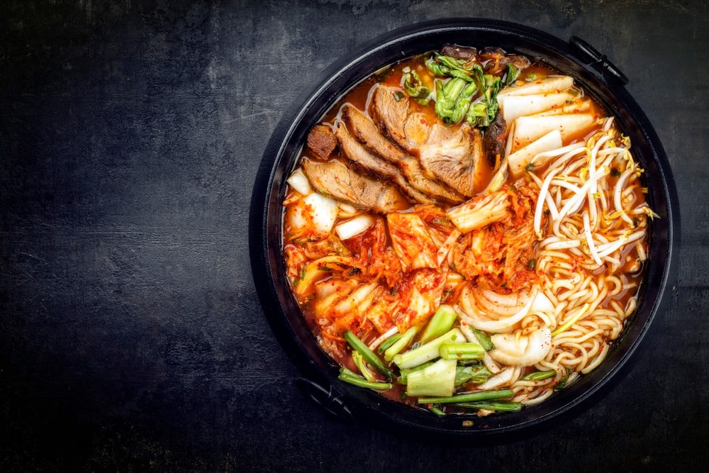 Gerichte aus der koreanischen Küche|Kimchi ist wohl der bekannteste Bestandteil der koreanischen Küche|koreanische japchae mit Rindfleisch und Gemüse|Koreanisches süßes Huhn Dakgangjeong|Kimchi Jjigae' oder Kimchi-Suppe mit weichem Tofu|Kimchi Fried Rice mit gebratenem Eii|Sundubu Jjigae Koreanisches Hot Gourmet|Bibimbap ist ein einfaches und doch überzeugendes Gericht|Südkoreanischer Tteokbokki