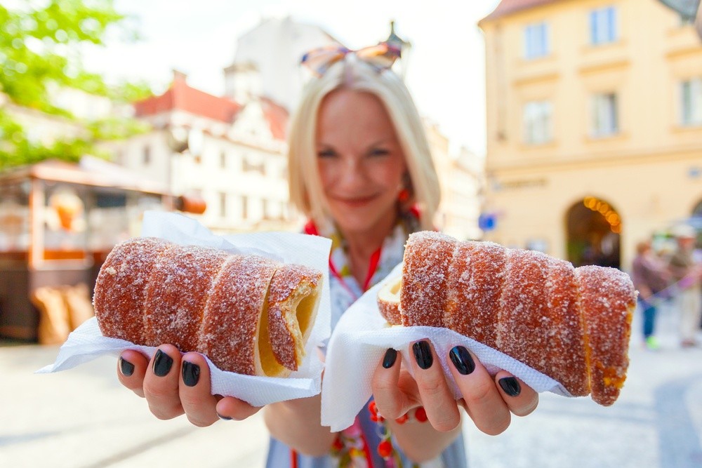 Lecker essen in Prag|Tschechische Spezialitäten in Prag|Gebackene Schweinshaxe mit Meerrettich und Senf|Tschechisches Bier in Prager Restaurants|Junggesellenabschied in Prag|Picknick auf dem Petrin Hill|Heiratsantrag in Prag