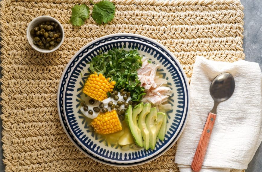 Ajiaco Hühnersuppe mit Mais und Kartoffeln