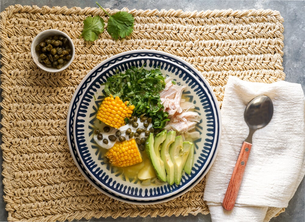 Ajiaco Hühnersuppe mit Mais und Kartoffeln