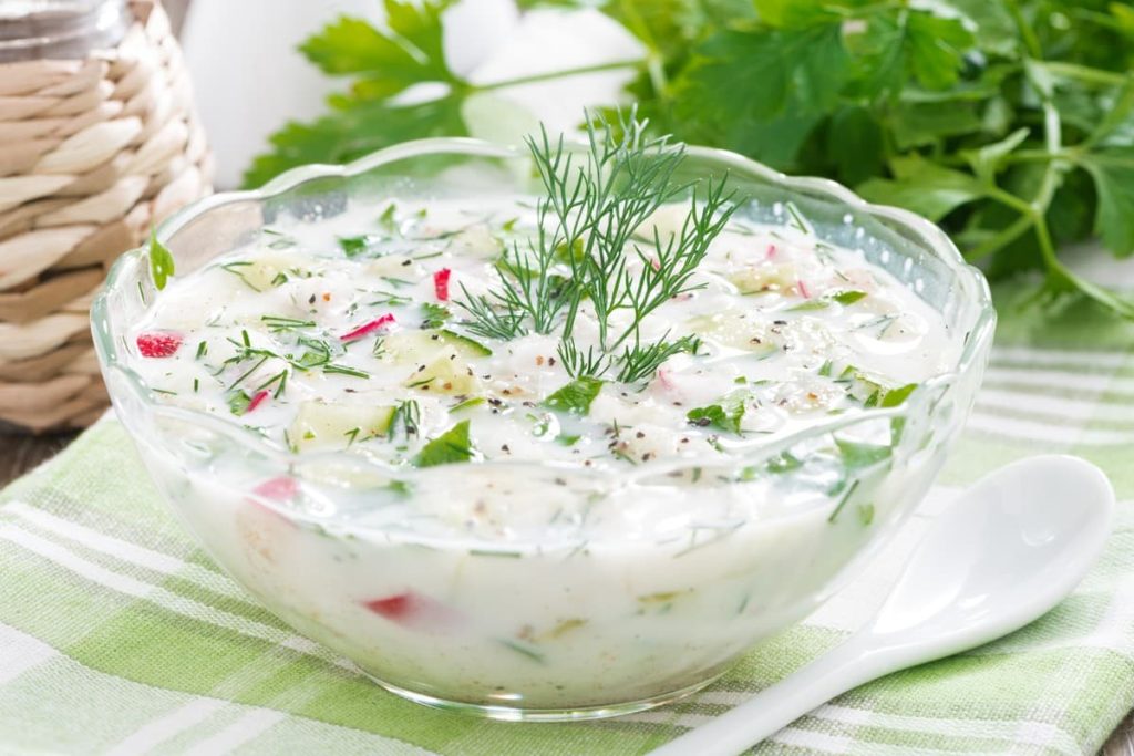 Akroschka – leichte kalte Suppe mit geräuchertem Hähnchen