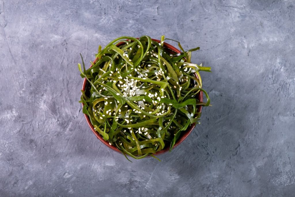 Algensalat aus Wakame mit roter Beete und Zwiebeln