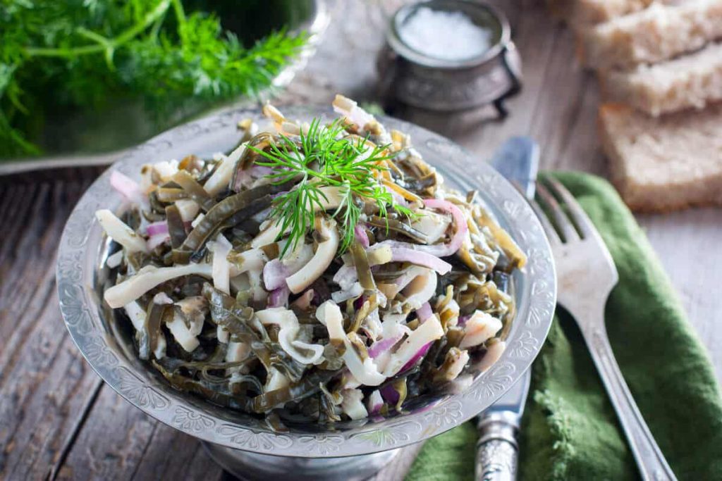 Algensalat mit Zwiebeln