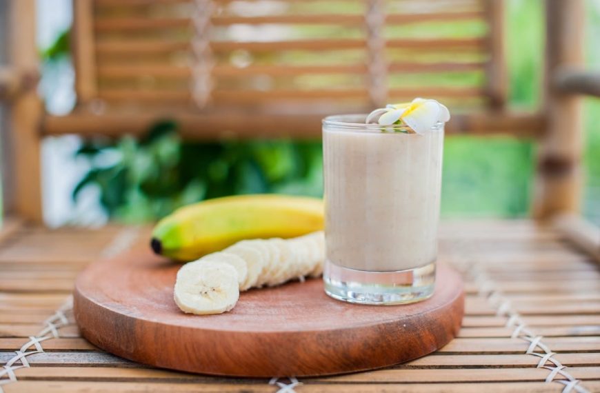 Alkoholfreier Bananen Cocktail mit Buttermilch und Honig