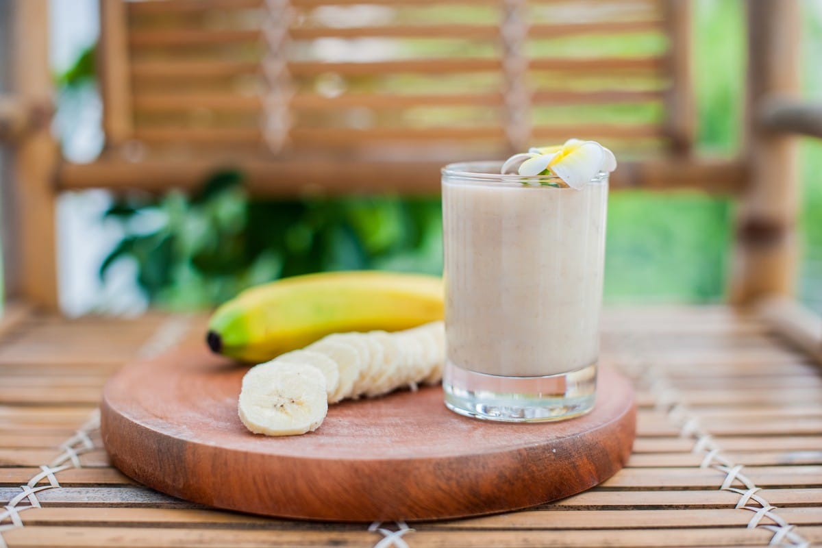 Alkoholfreier Bananen Cocktail mit Buttermilch und Honig