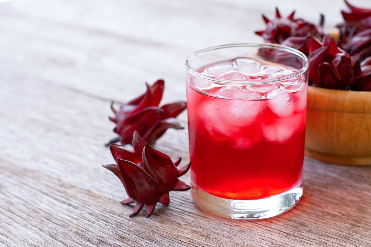 Alkoholfreier Cocktail mit Hibiskustee