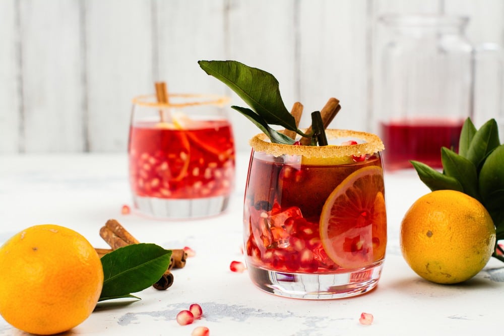 Alkoholfreier Cocktail mit Orangen und Granatapfel