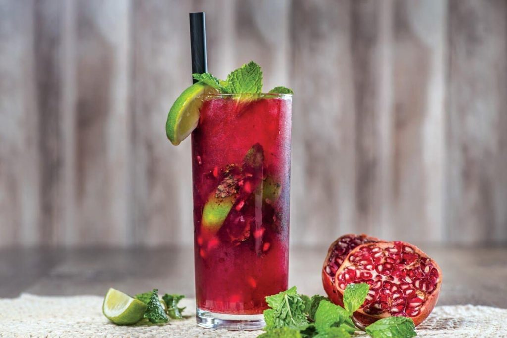 Alkoholfreier Granatapfel Mojito mit Limette und Minze