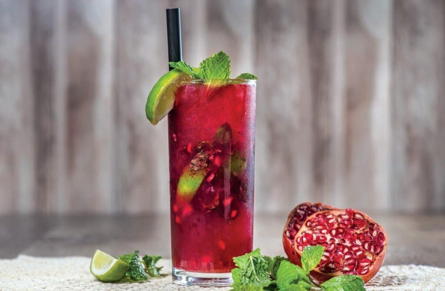 Alkoholfreier Granatapfel Mojito mit Limette und Minze