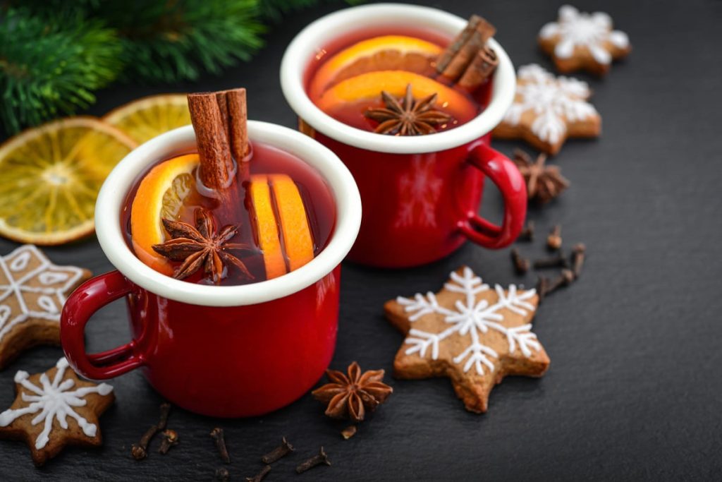 Alkoholfreier Kinderpunsch mit Apfel- und Orangensaft