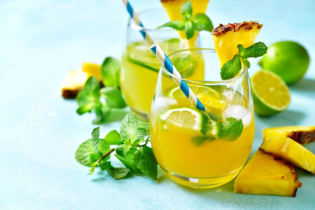 Alkoholfreier Mojito Cocktail mit Ananas