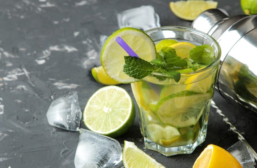 Alkoholfreier Mojito Cocktail mit Tonic, Minze und Limette