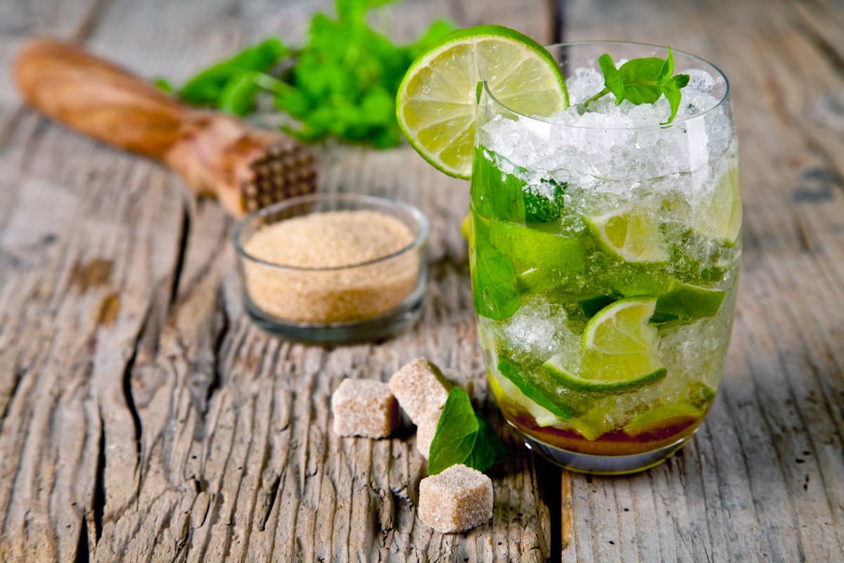 Alkoholfreier Mojito mit Mineralwasser - Erfrischende Cocktails