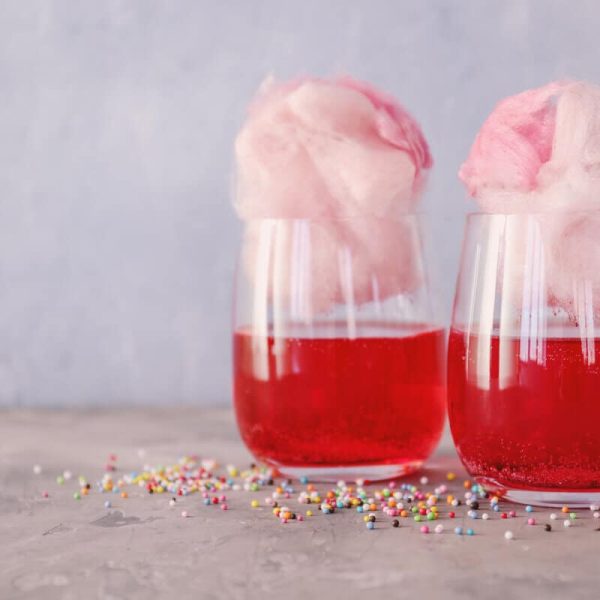 Alkoholischer Cocktail Cotton Candy mit Sekt, Wein und Wodka