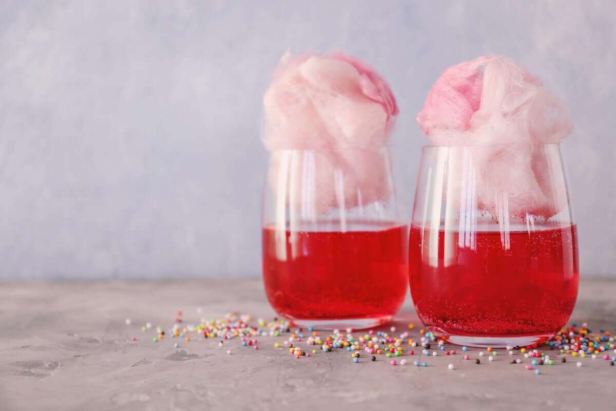 Alkoholischer Cocktail Cotton Candy mit Sekt