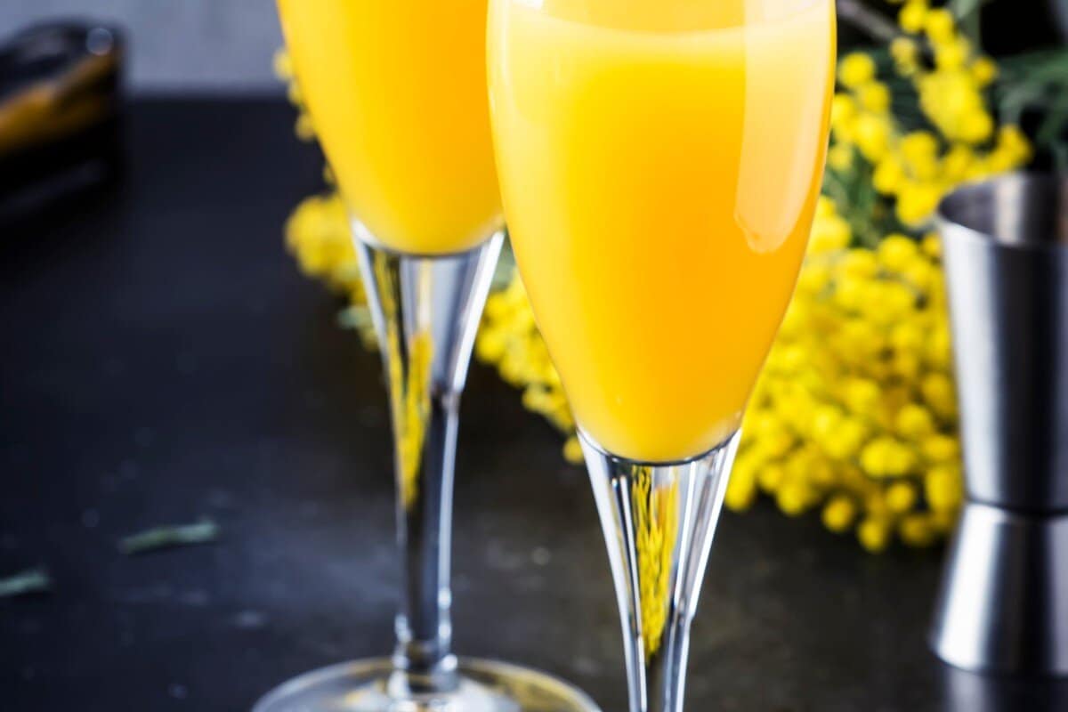 Alkoholischer Cocktail "Mimosa" mit Orangensaft