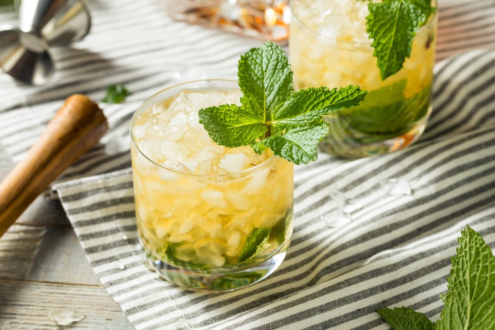 Alkoholischer Cocktail "Mint Julep" mit Bourbon Whiskey