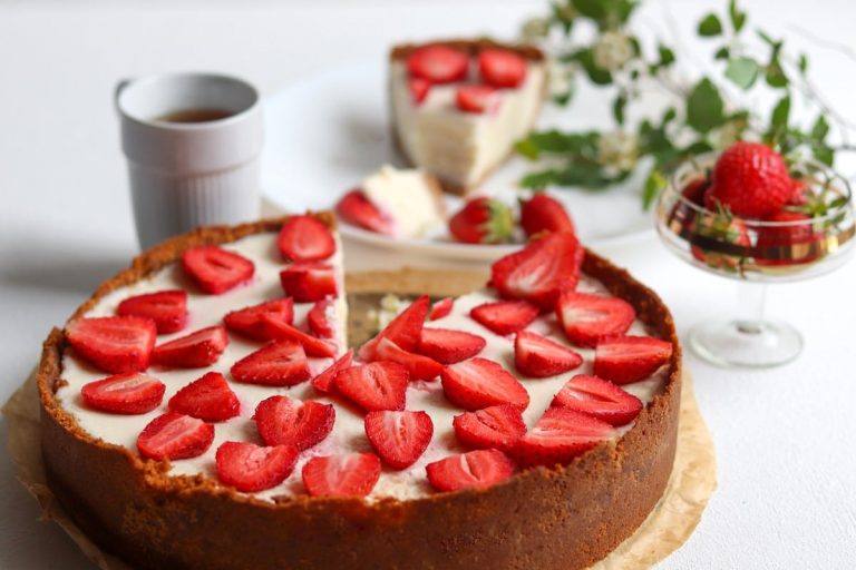 American Cheesecake mit Keksen und Erdbeeren