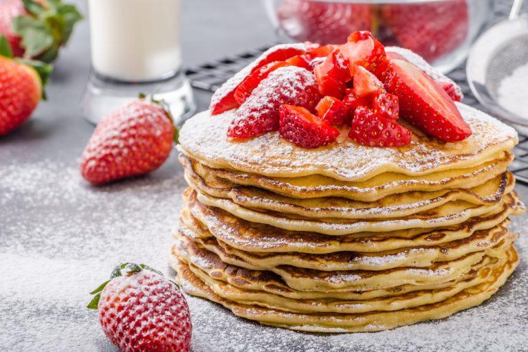American Pancakes mit Erdbeeren, Vanille und Puderzucker