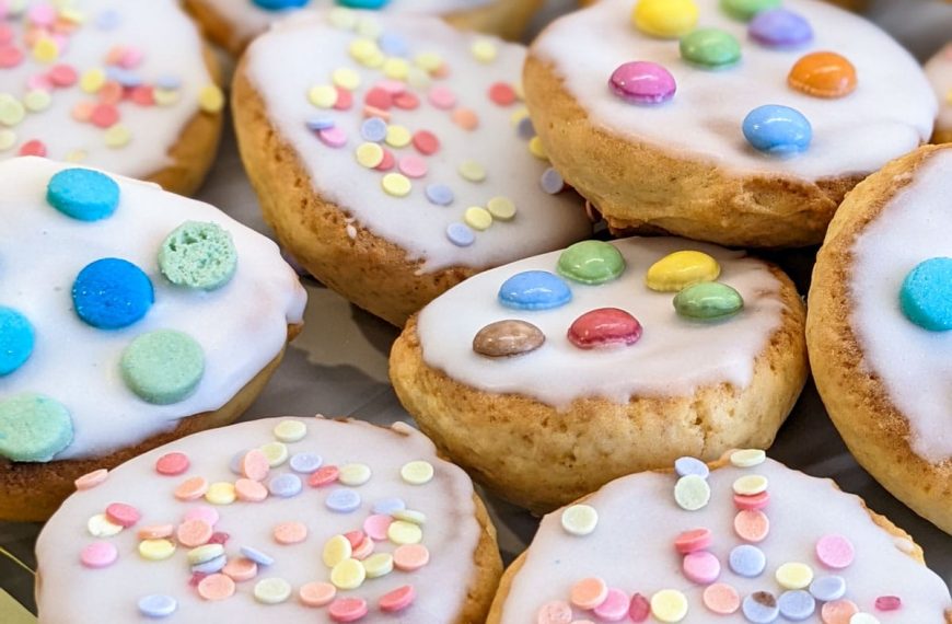 Amerikaner mit Zuckerglasur, Konfetti und Smarties