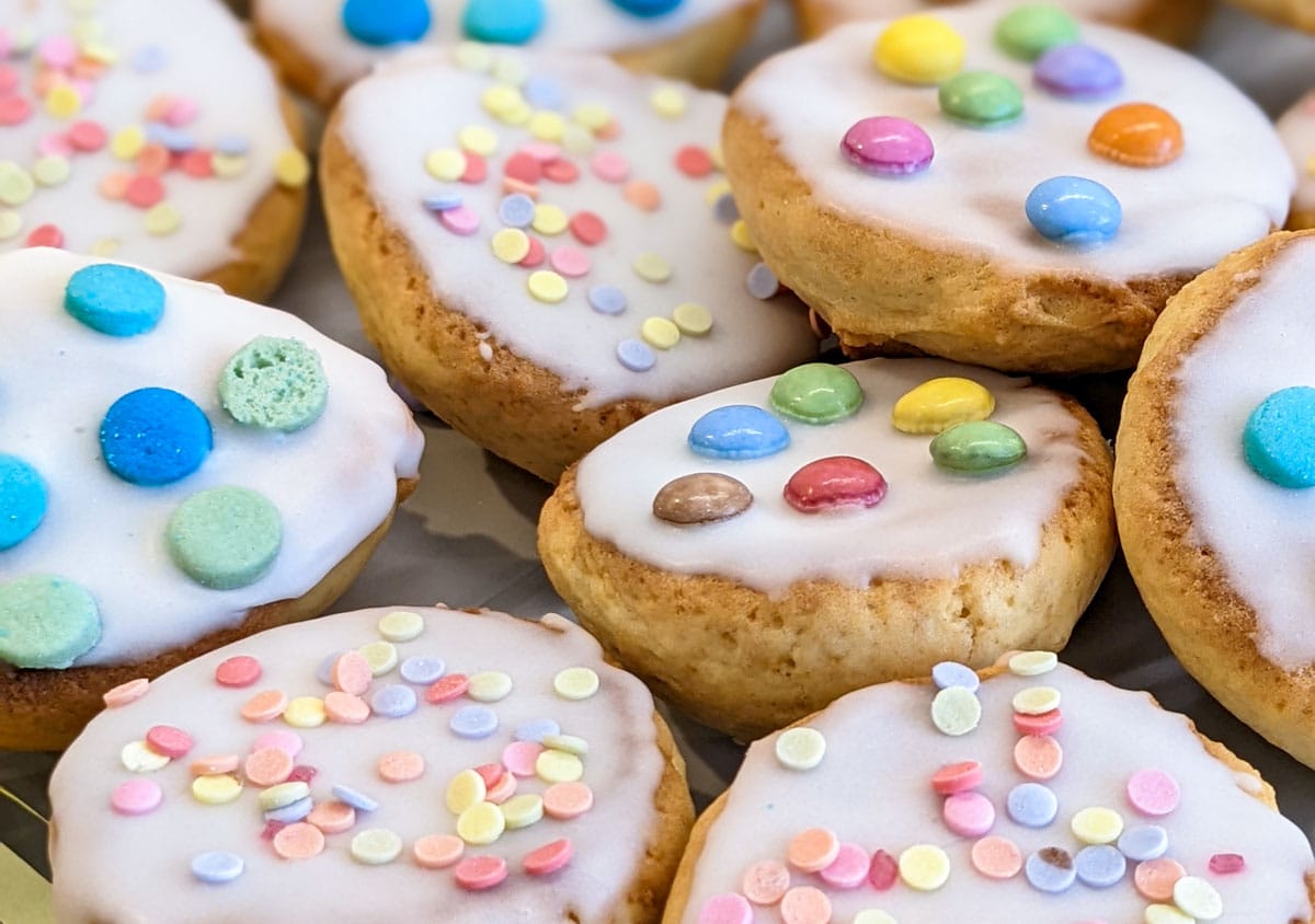 Amerikaner mit Zuckerglasur, Konfetti und Smarties