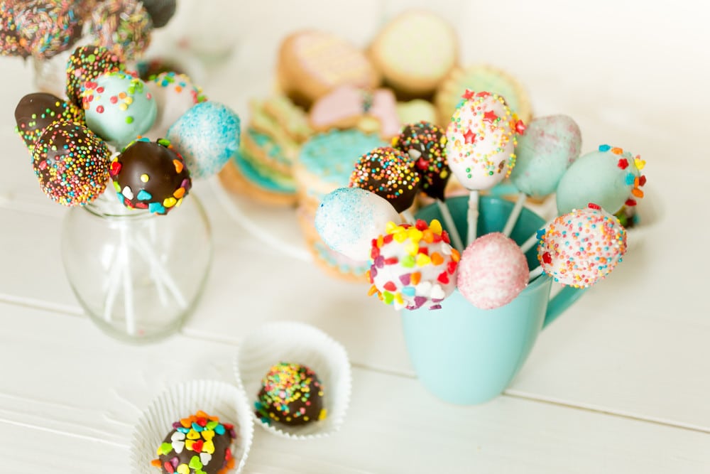 Amerikanische Cake Pops mit Zuckerstreuseln - Osterrezepte