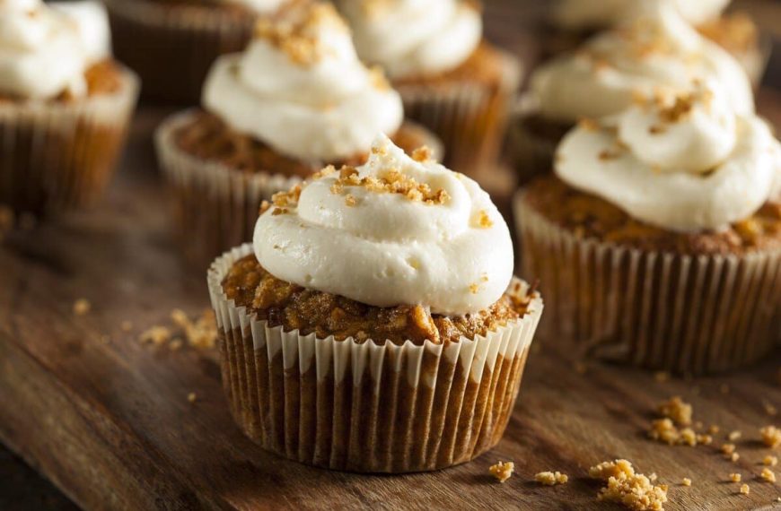Amerikanische Karotten-Cupcakes mit Pekannüssen, Zimt und Ingwer