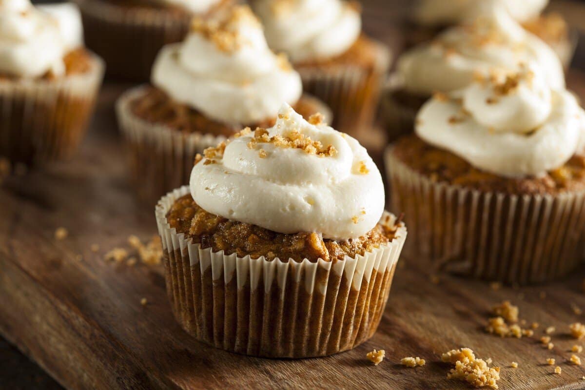 Amerikanische Karotten-Cupcakes mit Pekannüssen