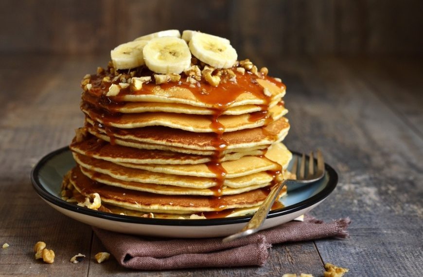 Amerikanische Pancakes mit Ahornsirup und Bananen