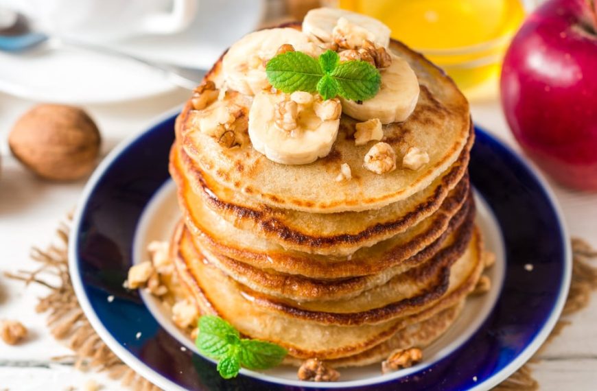 Amerikanische Pancakes mit Bananen und Ananas
