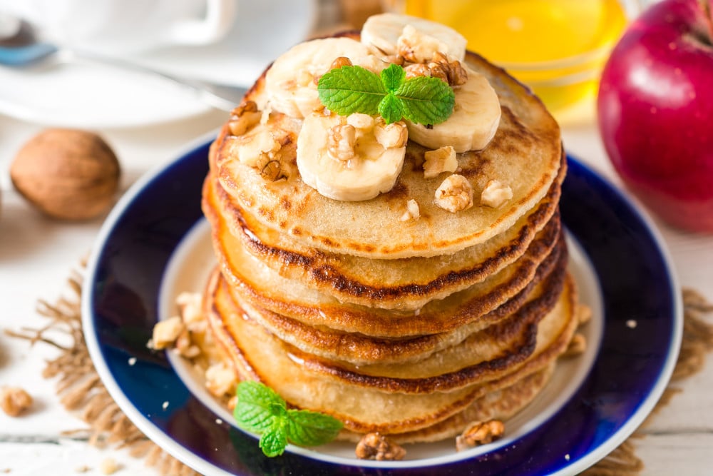 Amerikanische Pancakes mit Bananen und Ananas