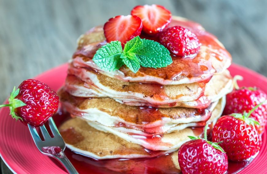 Amerikanische Pancakes mit Erdbeer Sirup und frischen Erdbeeren