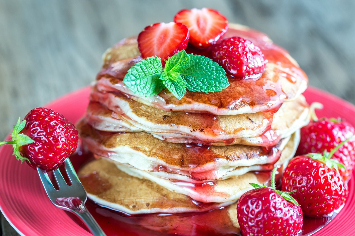 Amerikanische Pancakes mit Erdbeer Sirup und frischen Erdbeeren