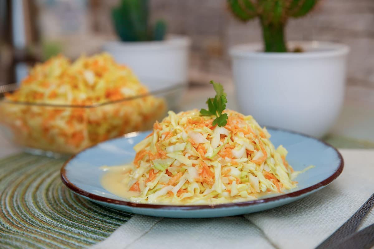 Amerikanischer Coleslaw Krautsalat mit Karotten
