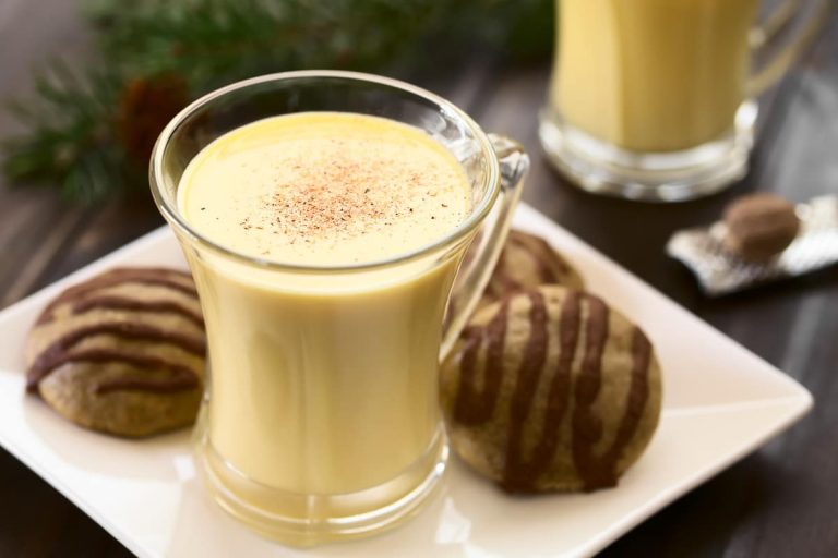 Amerikanischer Eggnog - Eierpunsch mit Milch, Whisky und Muskatnuss