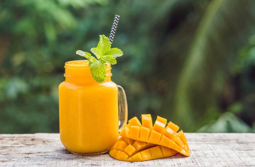 Amerikanischer Mango Bananen Smoothie mit Orangensaft