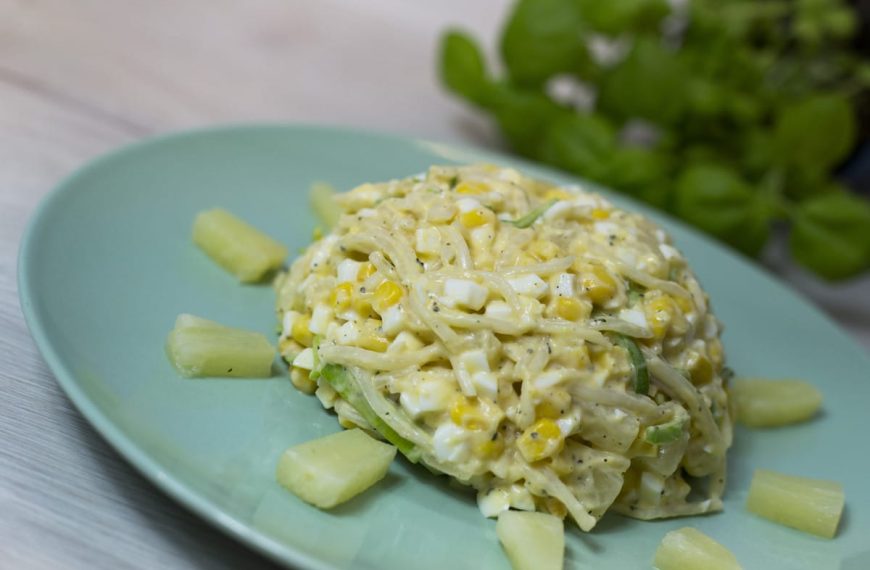 Ananassalat mit Mais, Sellerie, Porree und Eiern