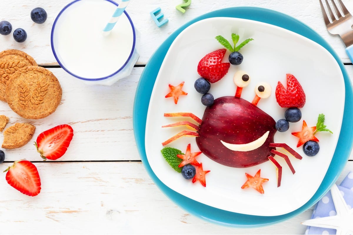 Apfel Krebs mit Erdbeeren und Blaubeeren als Kindersnack