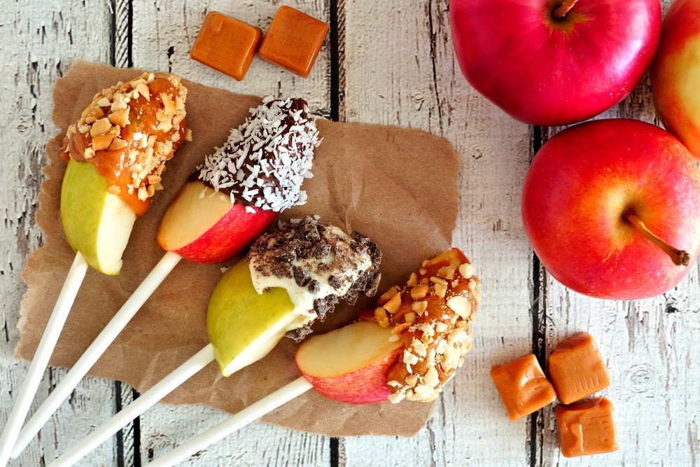 Apfel Snack mit Schokolade und Nüssen