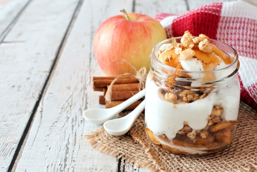 Apfeldessert im Glas mit Sahnequark und karamellisierten Nüssen