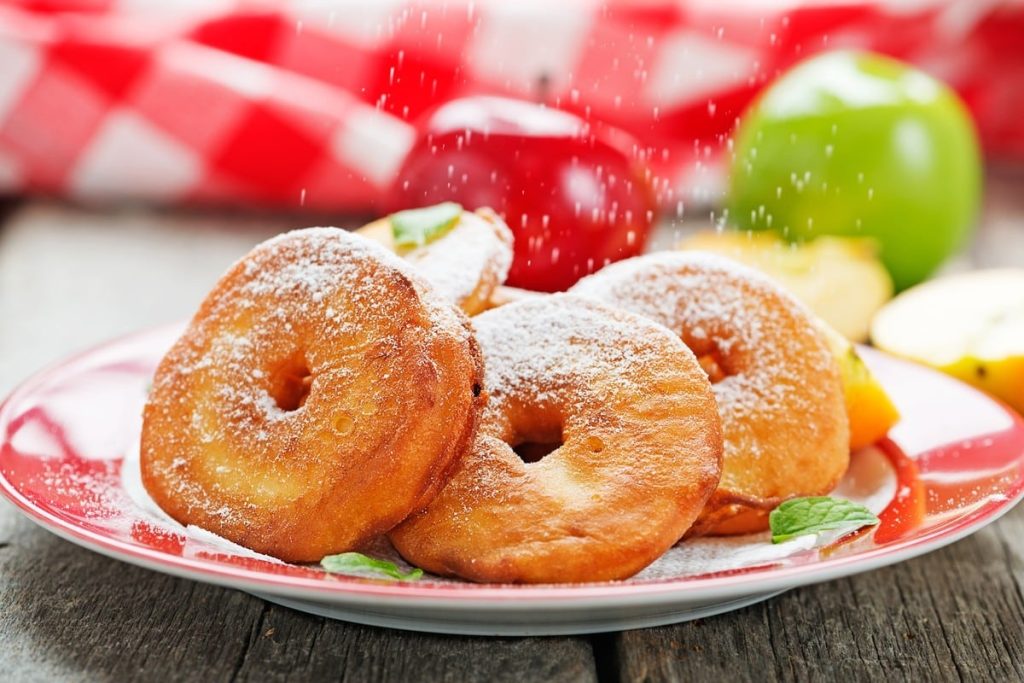 Apfelkrapfen mit Zimt und Zucker