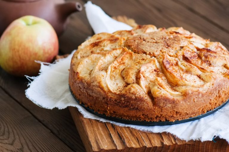 Apfelkuchen aus einem Rührteig mit Öl und Buttermilch