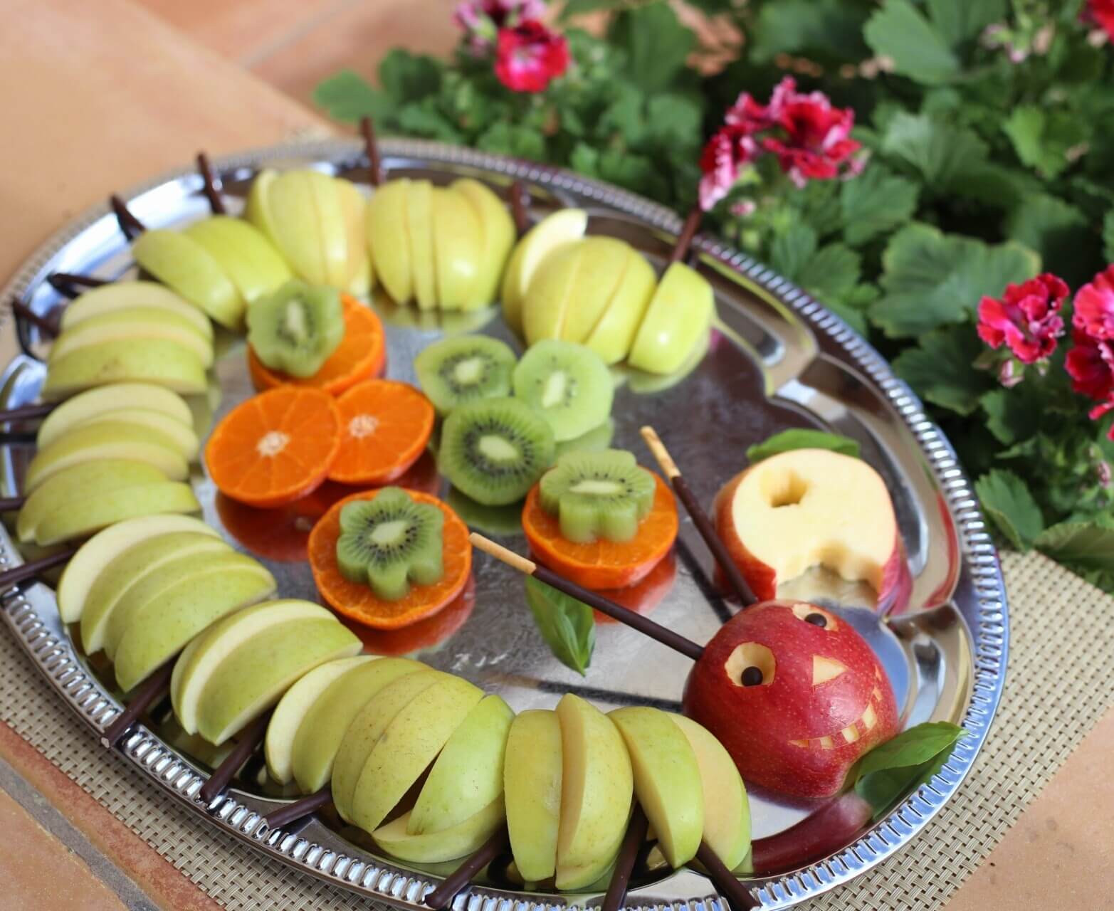 Apfelraupe mit Kiwi und Mandarinen als Snack für Kinder Party