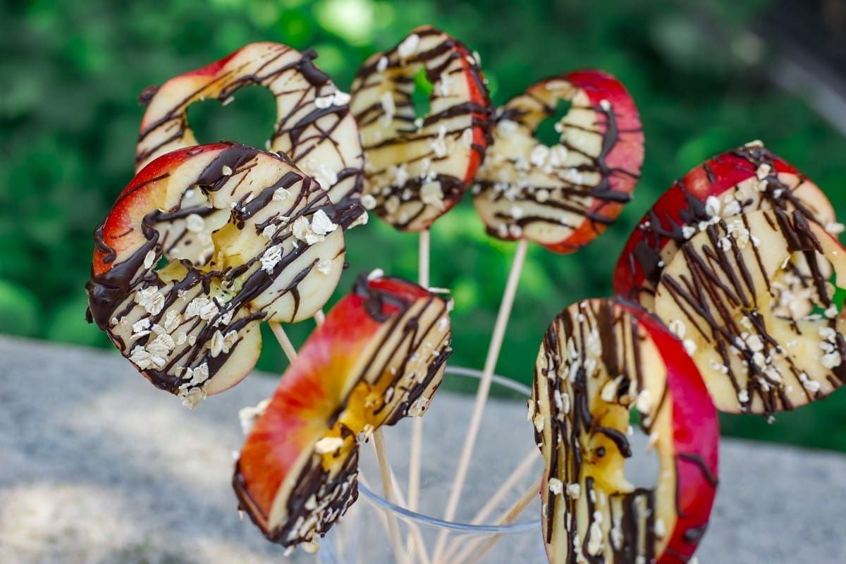 Apfelringe Snack mit Haferflocken und Schokolade