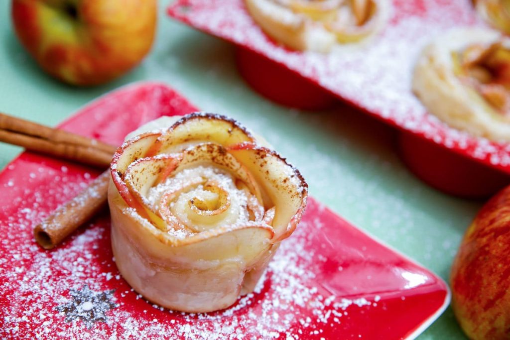 Apfelrosen Blätterteiggebäck mit Zimt und Puderzucker