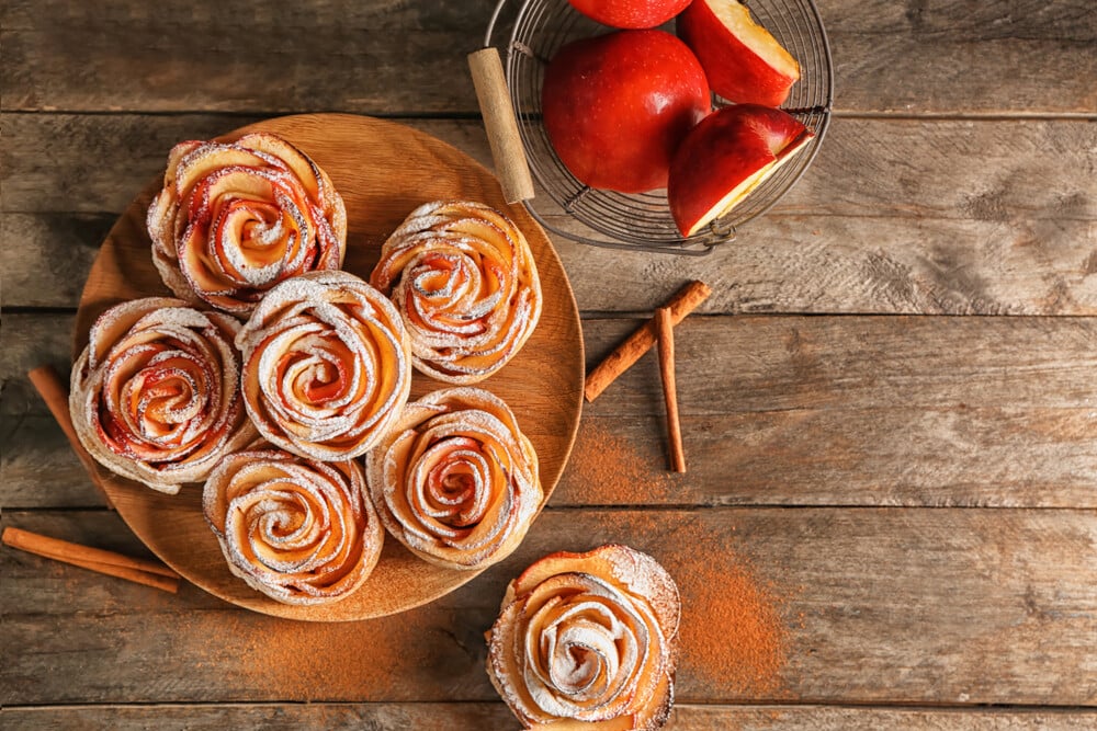 Apfelrosen Muffins mit Marillenmarmelade im Blätterteig